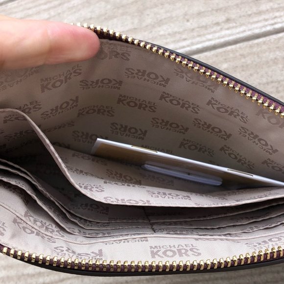 Authentic NWT Michael Kors perforated wristlet - Picture 4 of 6